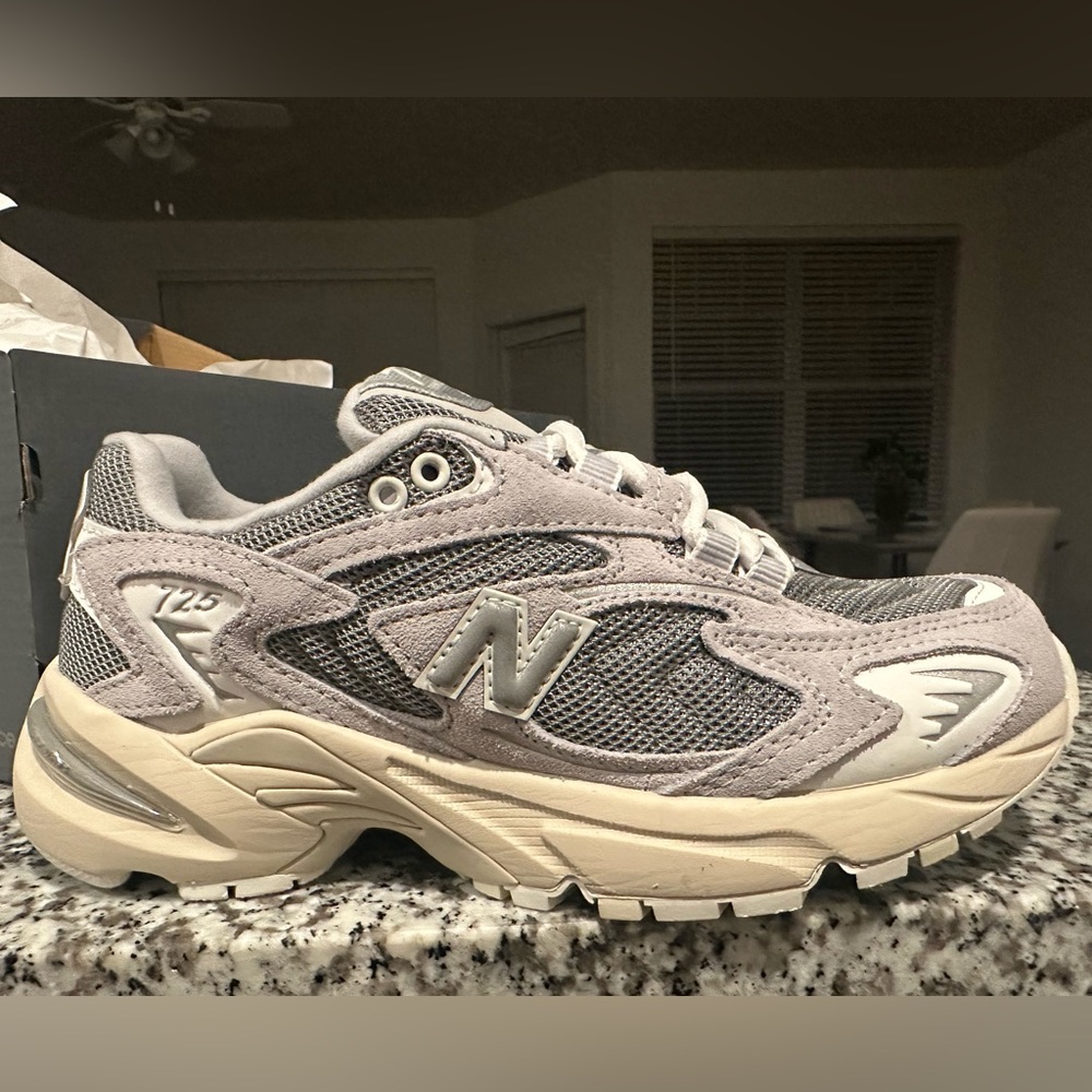 New balance 725V1 Size 4